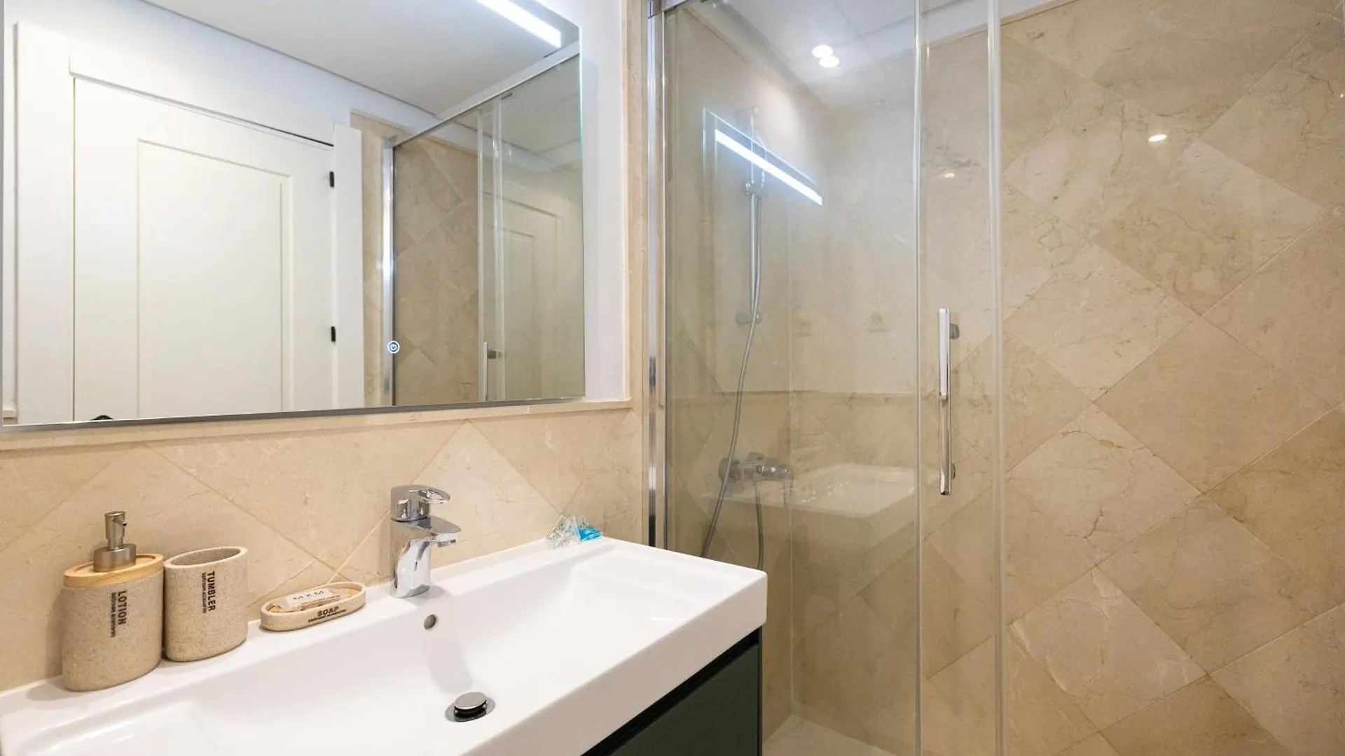 公寓 Luxury Apt Private Patio Aloha Marbella By Aora Stay
